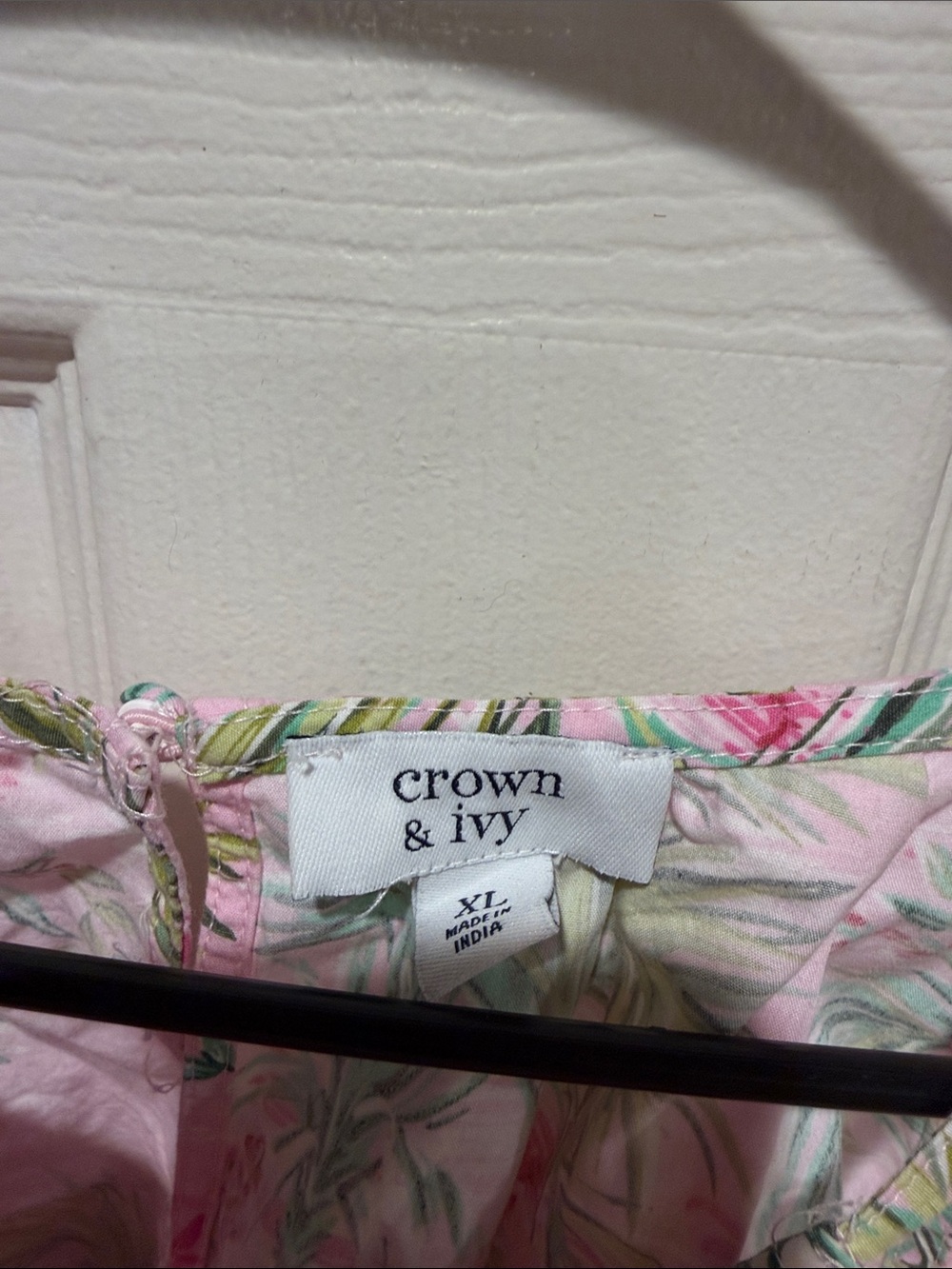 Ladies Pink Tropical crown and ivy top like new XL - Picture 2 of 3